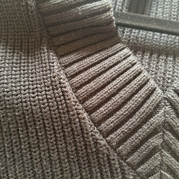 Black sweater v neck vest - Picture 5 of 6